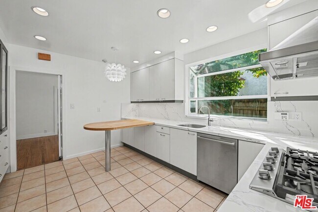 Building Photo - 10543 Almayo Ave