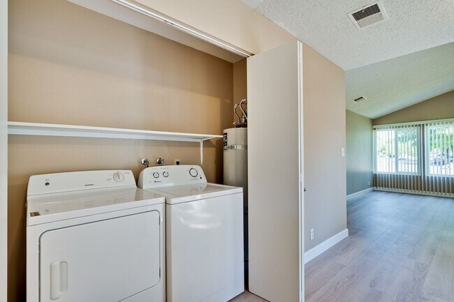 Building Photo - Remodeled 2 Bed 1 Bath Condo!