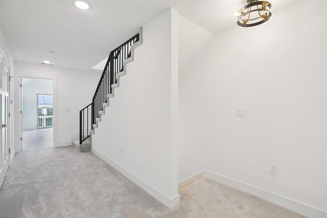 Building Photo - 302 Tesla Cir