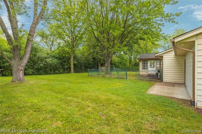 Building Photo - 6695 Lahser Rd