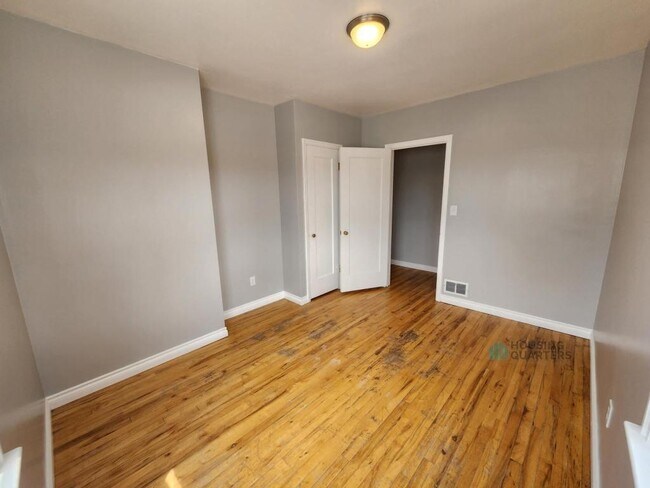 Building Photo - 605 E High Dr