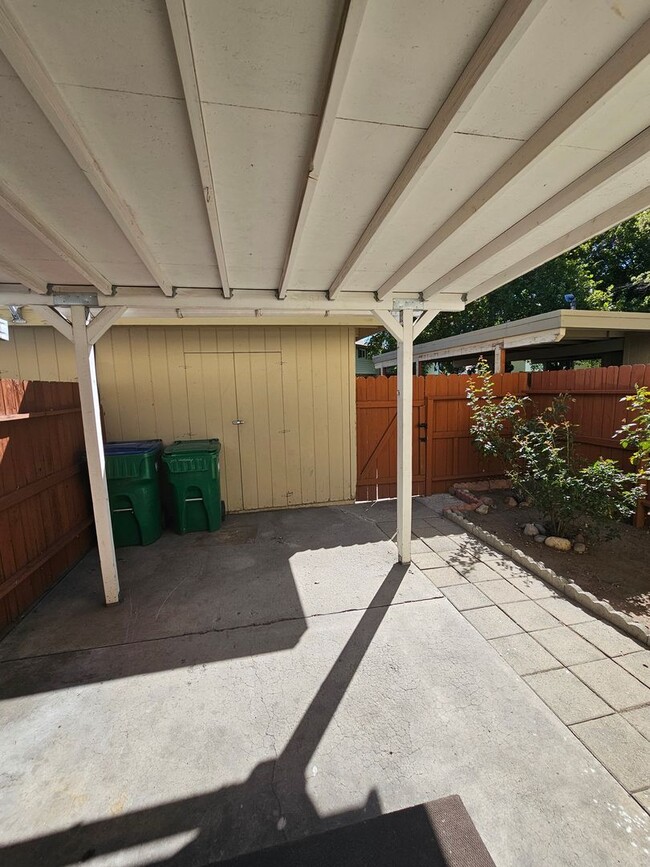 Building Photo - Southeast Reno Townhome - Close to Everyth...