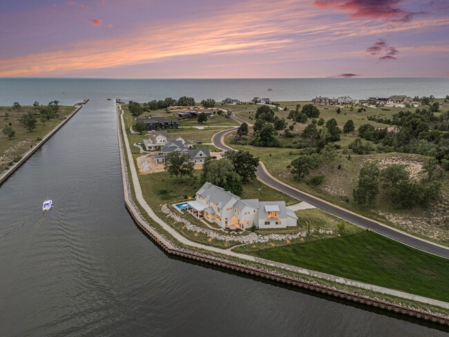 Building Photo - 6736 Saugatuck Bch Rd