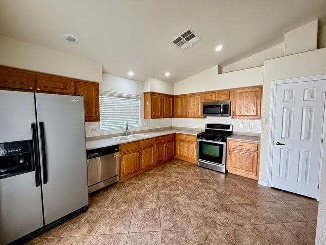 Building Photo - CUTE ONE STORY TOWNHOME