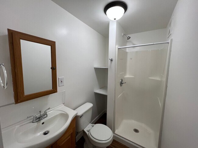 Building Photo - Large newly remodeled one bedroom one bath apartment for lease now. Apply Today!