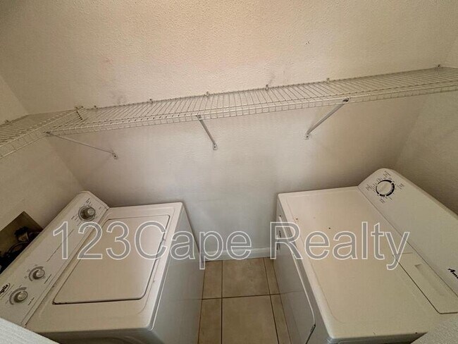 Building Photo - 2915 Winkler Ave