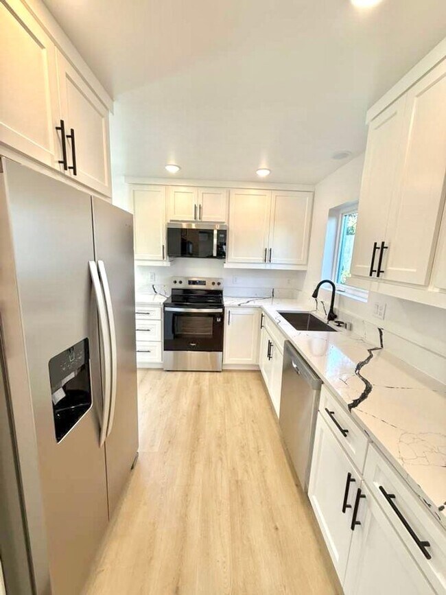 Building Photo - Arbor Heights 2-Bedroom Home in a Prime Location