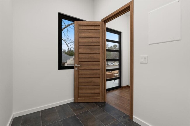Building Photo - 2915 Chisholm Trail