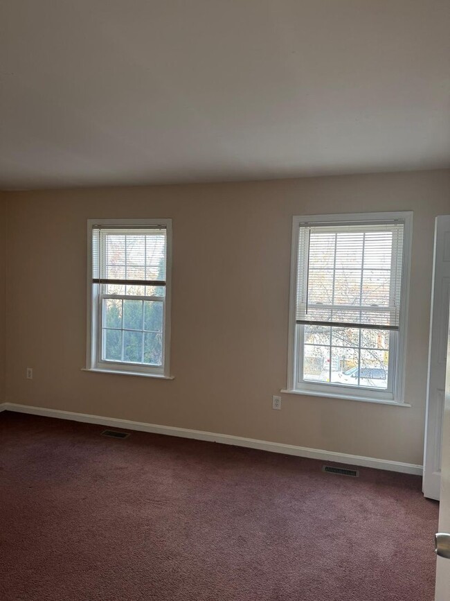 Building Photo - Recently Renovated 2 Bed 1 Bath Ready To M...