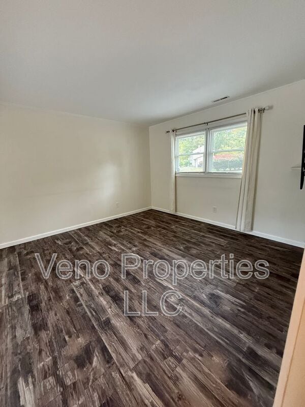 Building Photo - 5 Barkwood Ln