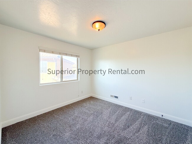 Building Photo - 4 bed, 2.5 bath duple w/2 car garage