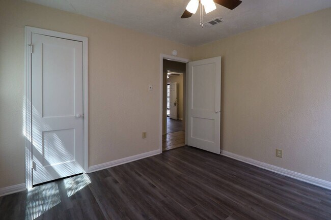 Building Photo - 1512 White Ave