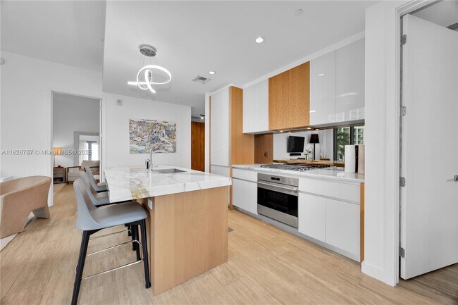 Building Photo - 2831 S Bayshore Dr
