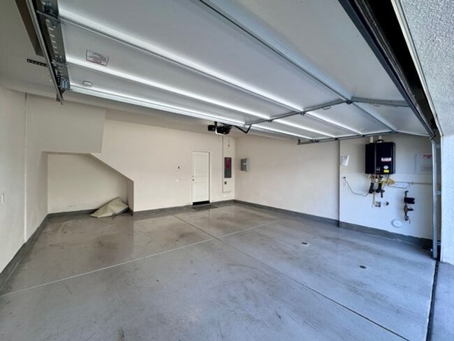Building Photo - Spacious 3 Bedroom, 2.5 Bathroom Townhome ...
