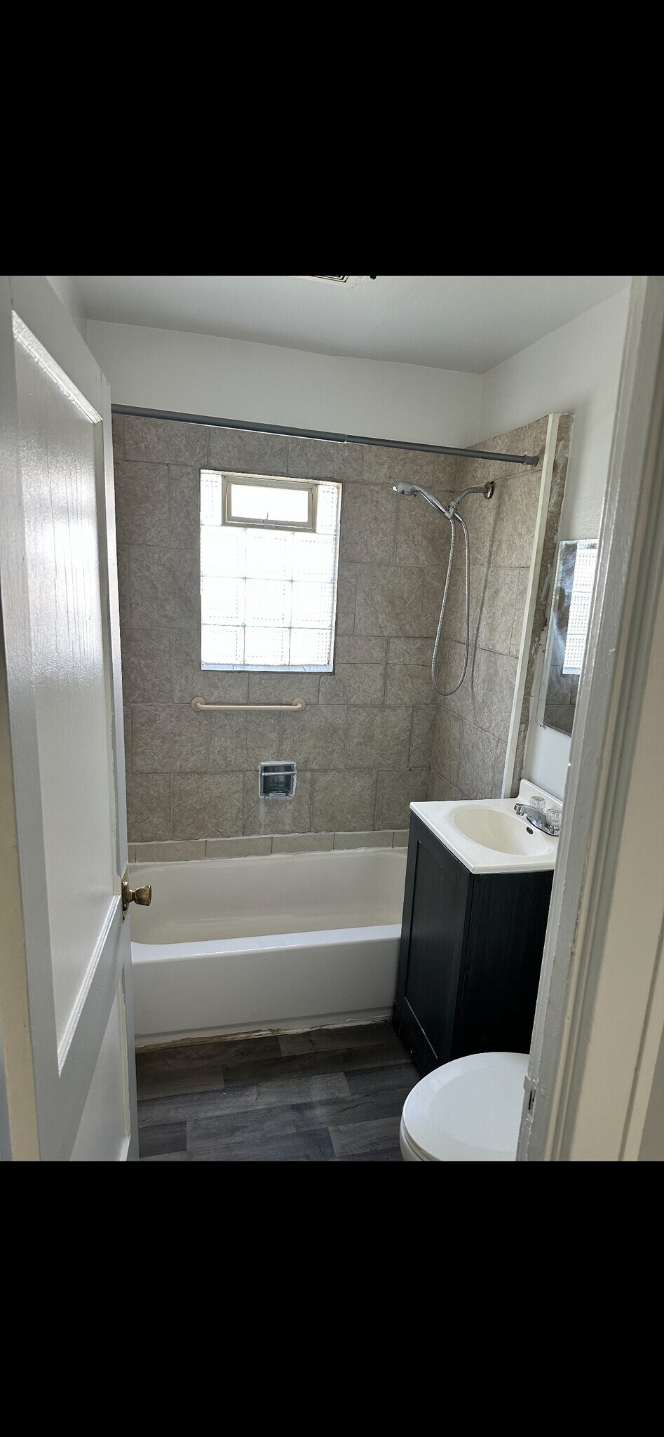 lower unit bathroom - 1229 Terrace Ave