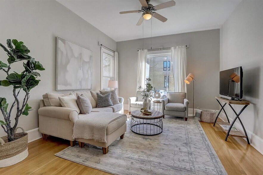Livign room - 1512 E Irving Plz