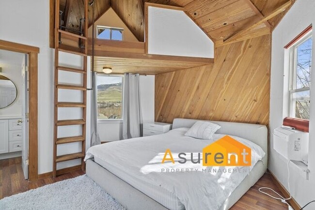 Building Photo - Amazing Fully Renovated Custom Furnished H...