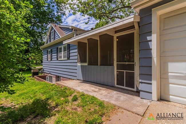 Building Photo - Spacious home close to KSU Campus!