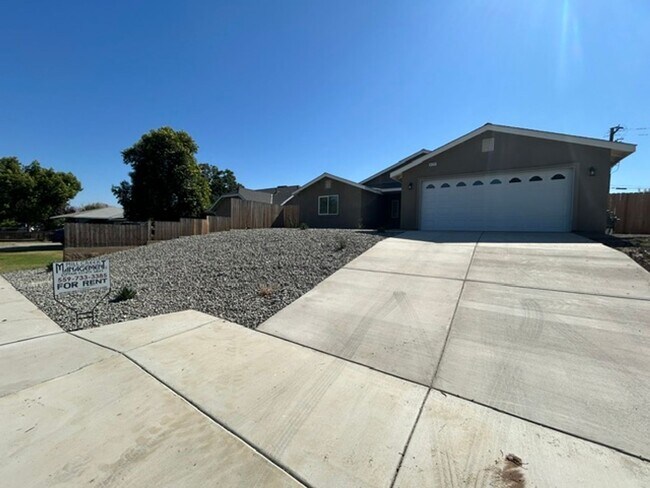 Building Photo - Brand New 3 Bedroom 2 Bathroom Home in Woodlake!