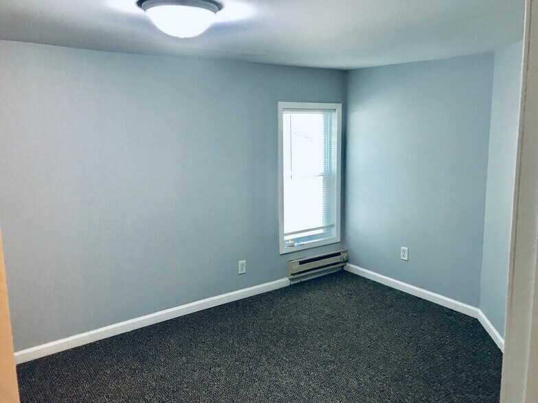 Building Photo - 410 E 9th St