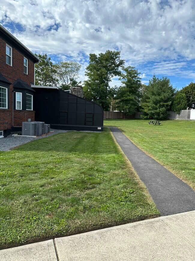 Building Photo - 10 Wampanoag Trl