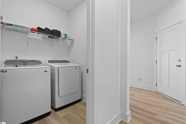 Building Photo - Wonderful Short-Term Furnished Townhome Cl...