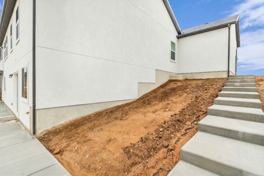 Building Photo - 344 2350 E