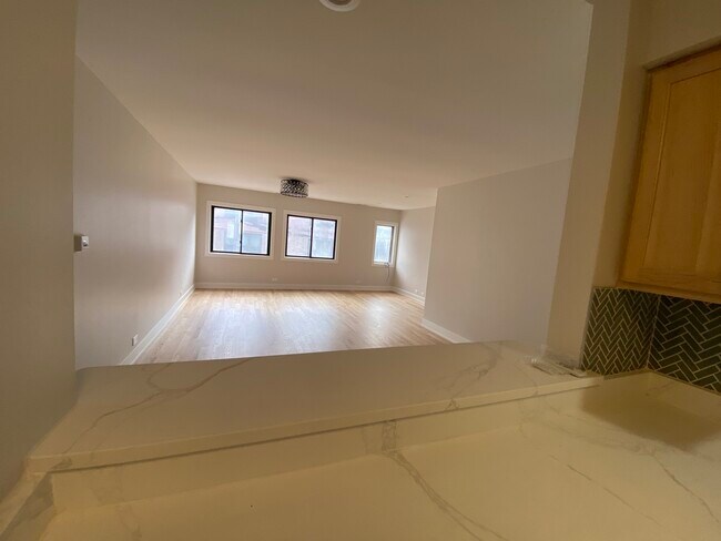 Building Photo - 1455 W Fullerton Ave