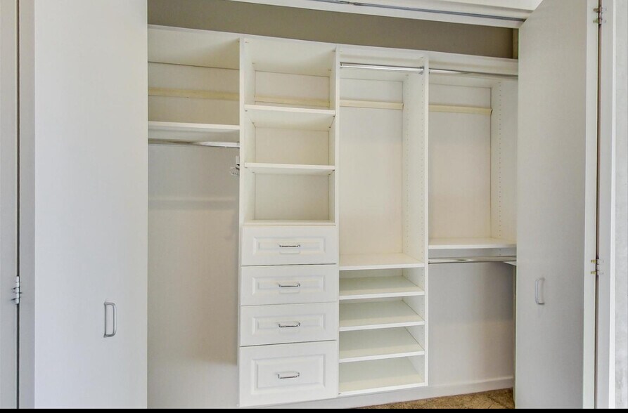 Building Photo - 720 N Larrabee St