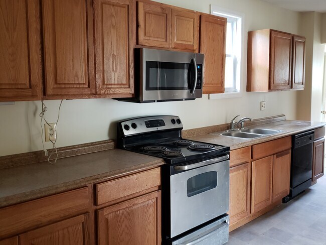 Building Photo - 161 Maple Ave