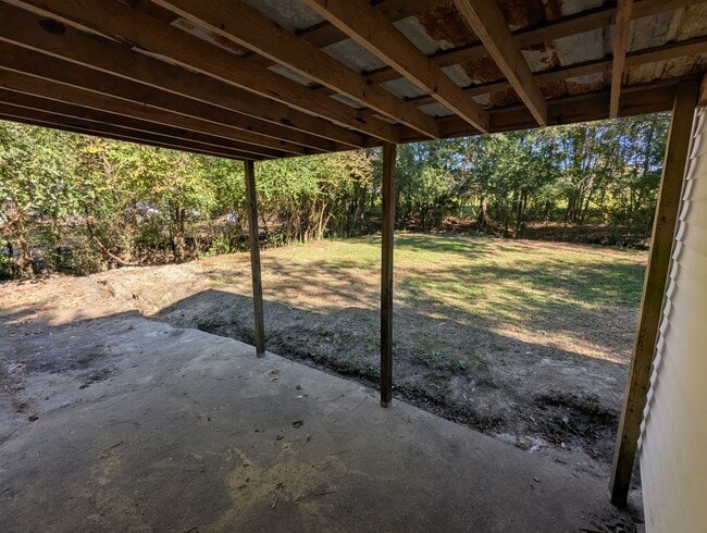 Building Photo - Out of the way 3 Bedroom