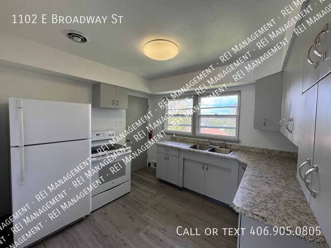 Building Photo - 1102 E Broadway St