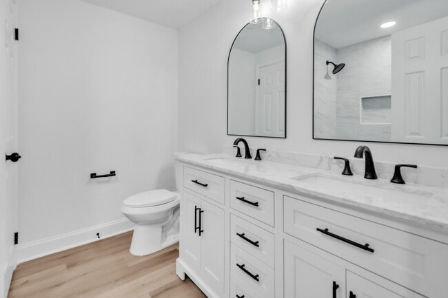 Building Photo - 211 Della Ln