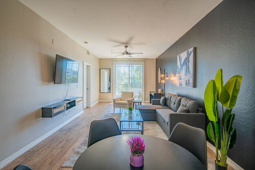 Building Photo - 1275 E University Dr