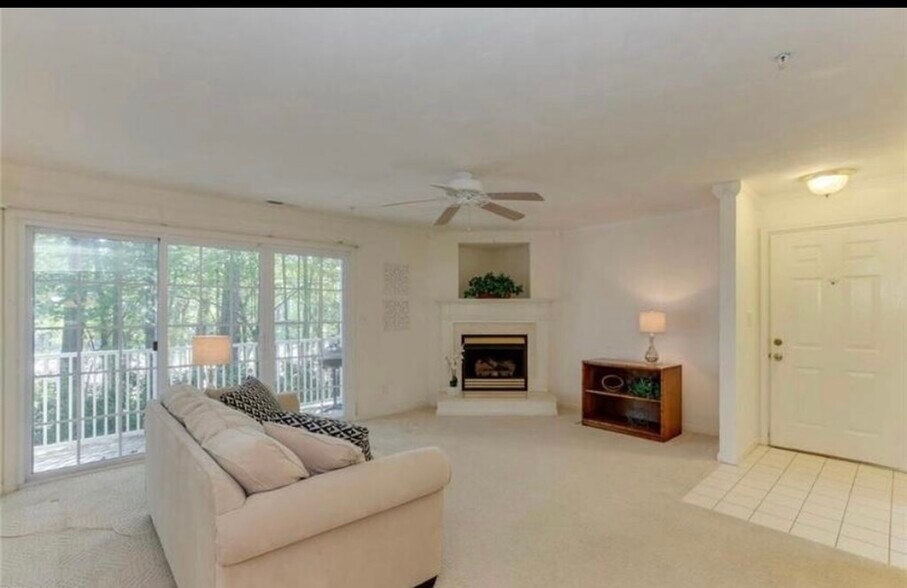 Building Photo - 900 Charnell Dr