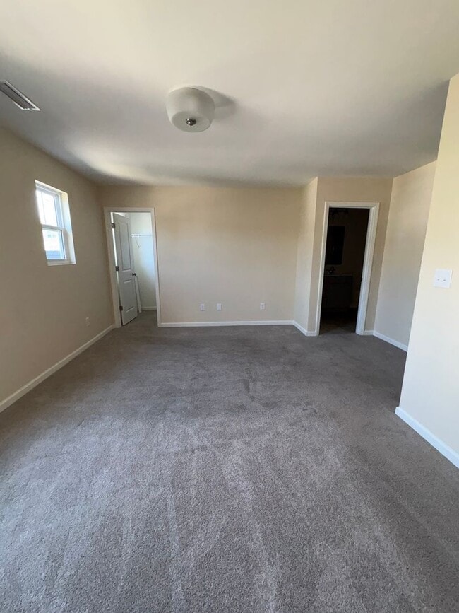 Building Photo - 3BR/2.5BA Townshoue in Mallard Creek
