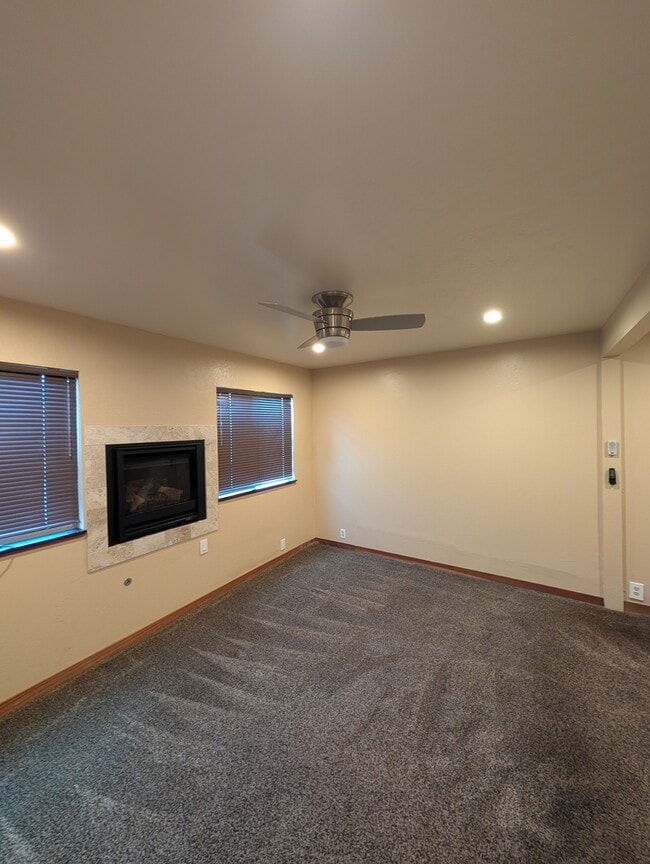 Building Photo - 6688 Estates Dr