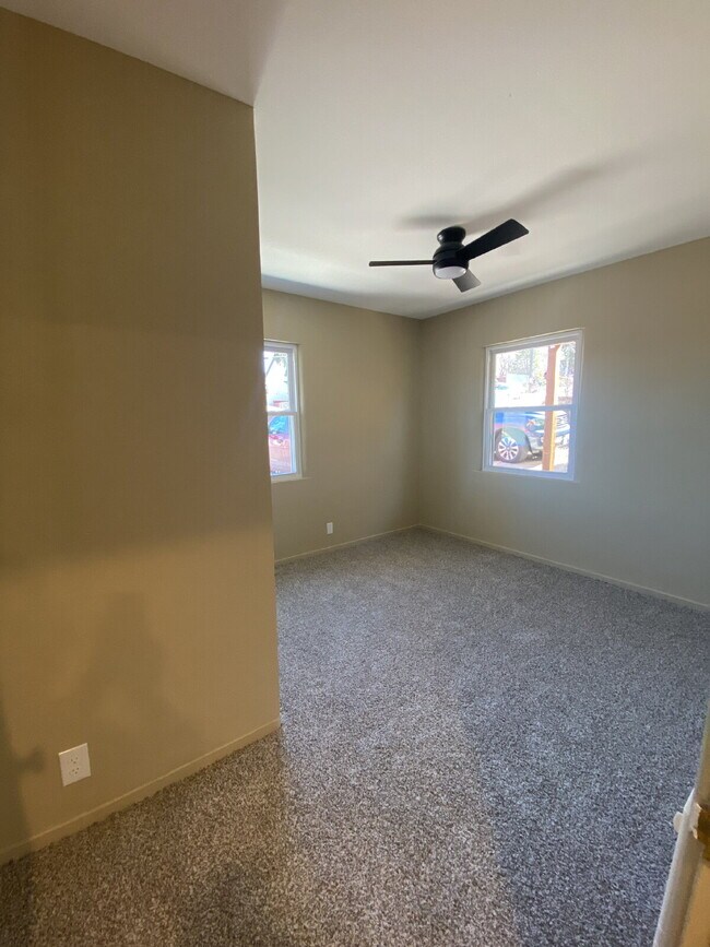Building Photo - 2 bedroom duplex - Ground level - Prospect