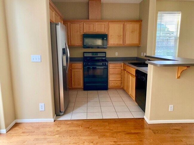 Building Photo - Beautiful 3 bed 2.5 bath Home with 2 car garage