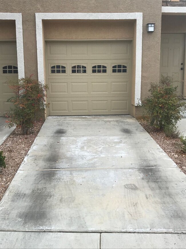 Building Photo - Great Townhouse over lookings TPC Summerli...