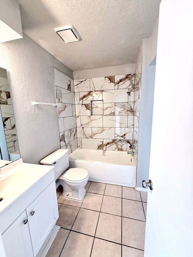 Building Photo - 2BD 2BA Duplex in NW OKC!!