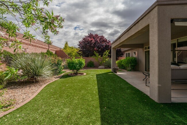 Building Photo - Fully Furnished 3 Bedroom Home In Coral Canyon With Community Amenities