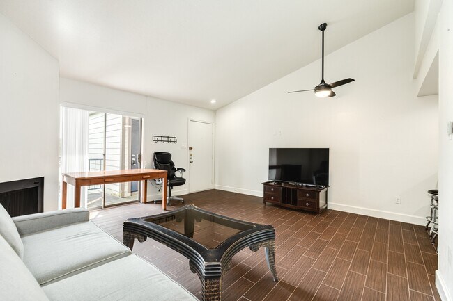 Building Photo - 7098 N Holiday Dr