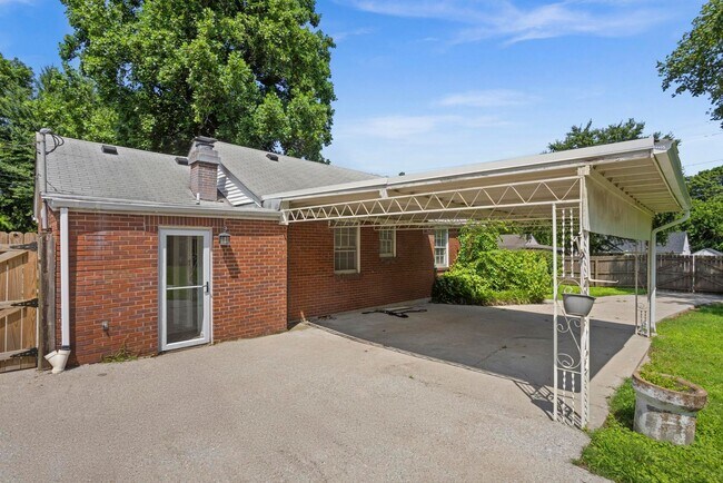 Building Photo - 1001 Horseshoe Dr