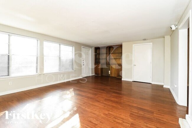 Building Photo - 3205 Hanover Dr