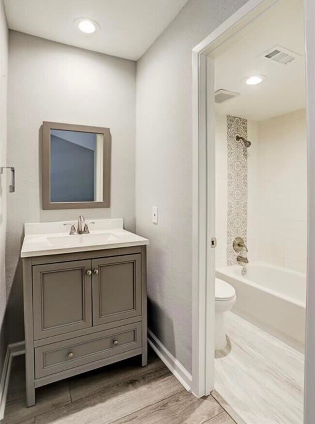 Building Photo - 2120 Wilcrest Dr