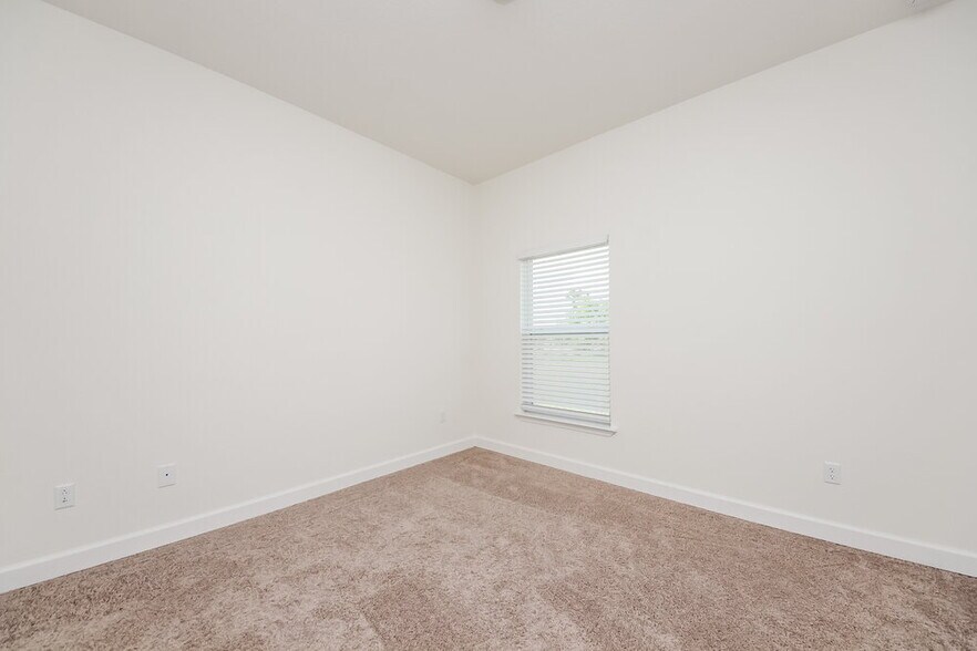 Building Photo - 700 Pincon Ln