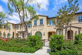 Building Photo - Beautiful Townhome in Desirable Neighborhood!