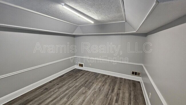 Building Photo - 4858 Glenwhite Dr