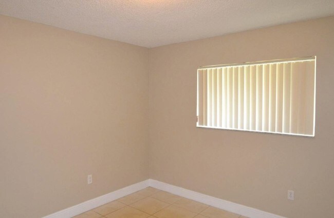 Building Photo - 16201 SW 141st Ave